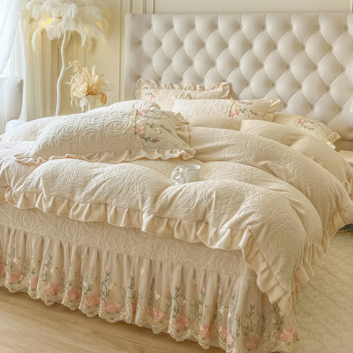 91家纺网 家纺一手货源 找家纺 恋尚 2025新款雕花牛奶绒保暖单床盖 床盖单件-巴黎春天（控价145） 巴黎春天-奶油白