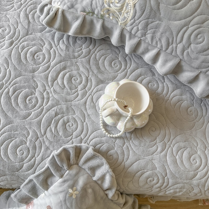 91家纺网 家纺一手货源 找家纺 恋尚 2025新款雕花牛奶绒保暖单床盖 床盖单件-巴黎春天（控价145） 巴黎春天-椰蓉灰