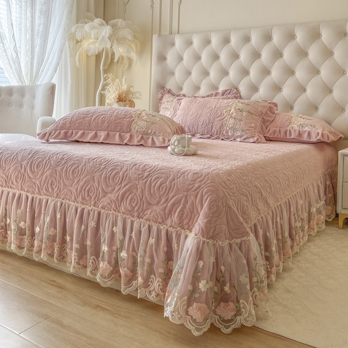 91家纺网 家纺一手货源 找家纺 恋尚 2025新款雕花牛奶绒保暖单床盖 床盖单件-巴黎春天（控价145） 巴黎春天-蜜桃粉