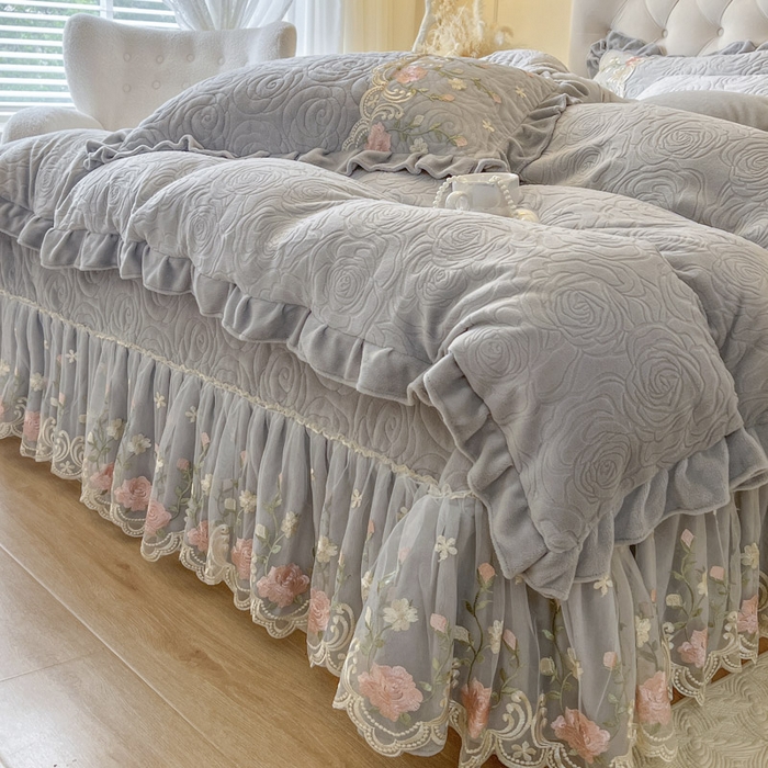 91家纺网 家纺一手货源 找家纺 恋尚 2025新款雕花牛奶绒保暖单床盖 床盖单件-巴黎春天（控价145） 巴黎春天-椰蓉灰