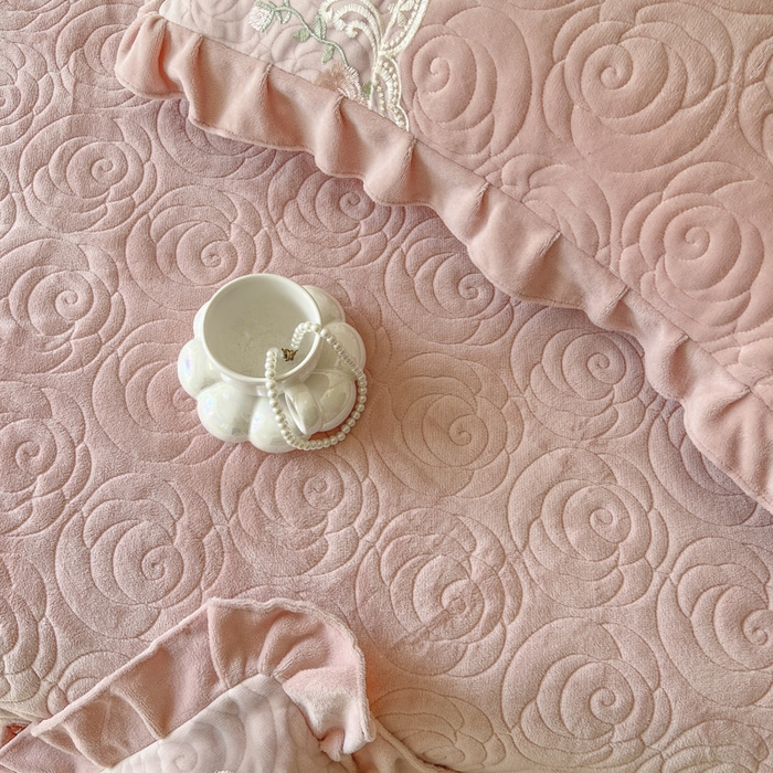 91家纺网 家纺一手货源 找家纺 恋尚 2025新款雕花牛奶绒保暖单床盖 床盖单件-巴黎春天（控价145） 巴黎春天-蜜桃粉