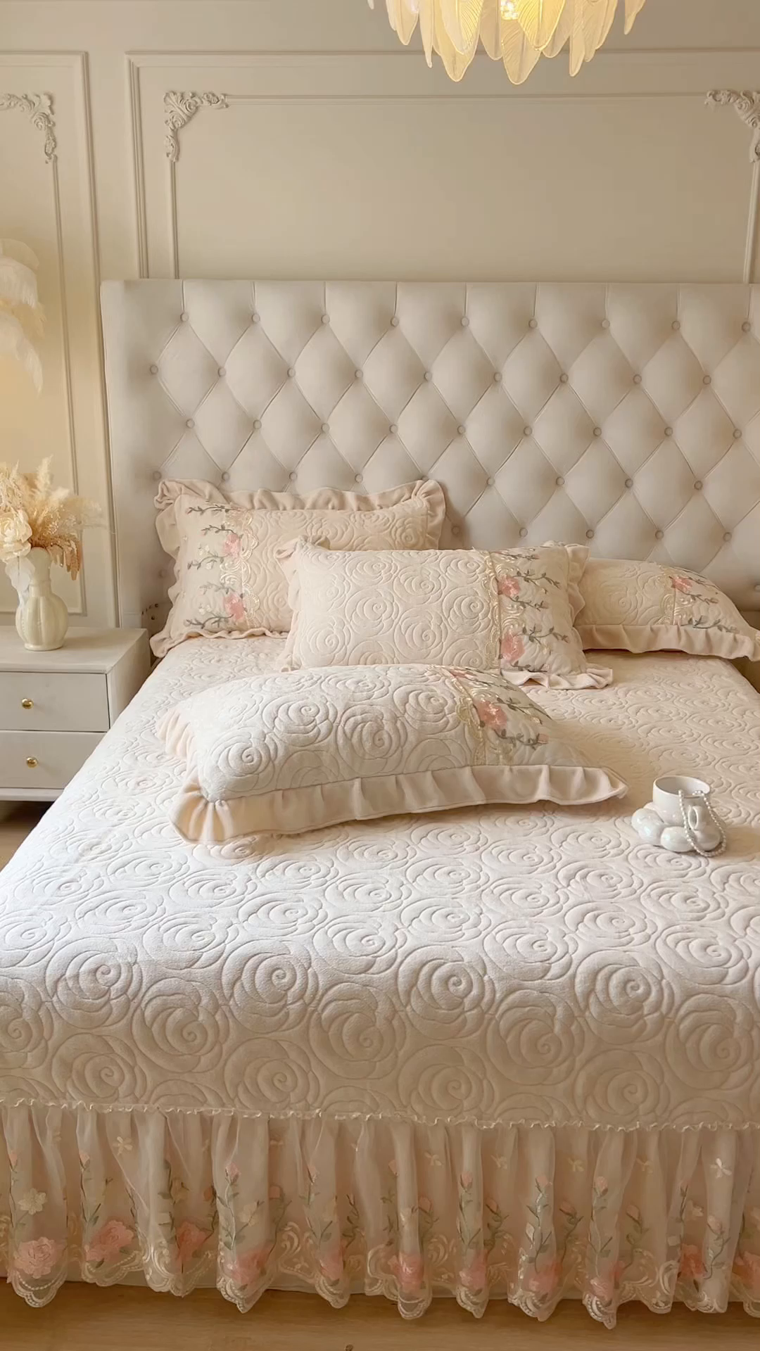 91家纺网 家纺一手货源 找家纺 恋尚 2025新款雕花牛奶绒保暖单床盖 床盖单件-巴黎春天（控价145） 巴黎春天-奶油白