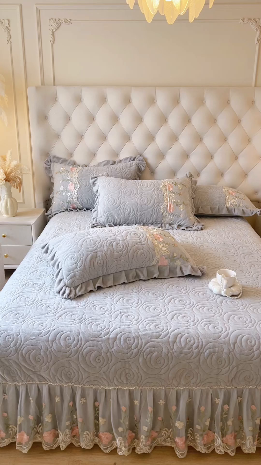 91家纺网 家纺一手货源 找家纺 恋尚 2025新款雕花牛奶绒保暖单床盖 床盖单件-巴黎春天（控价145） 巴黎春天-椰蓉灰