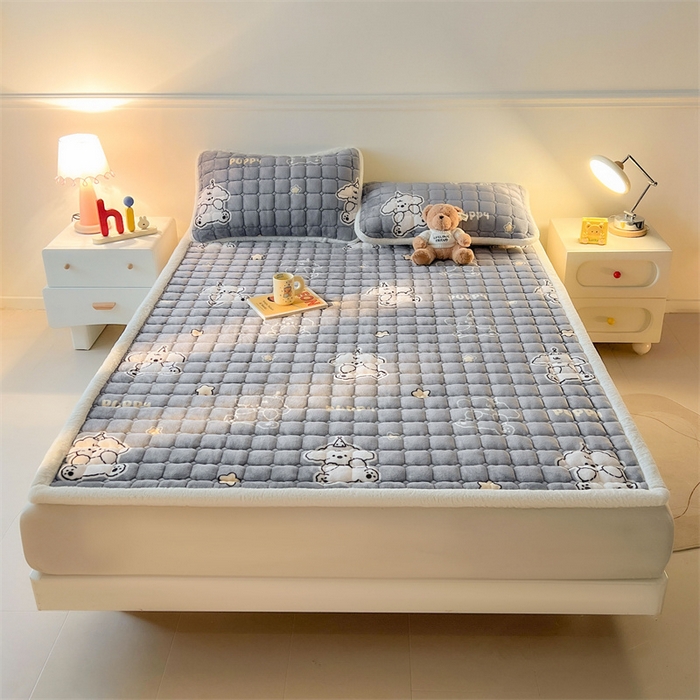 91家纺网 家纺一手货源 找家纺 喜居 2025新款A类水晶边牛奶绒夹棉床褥垫 嘟嘟狗