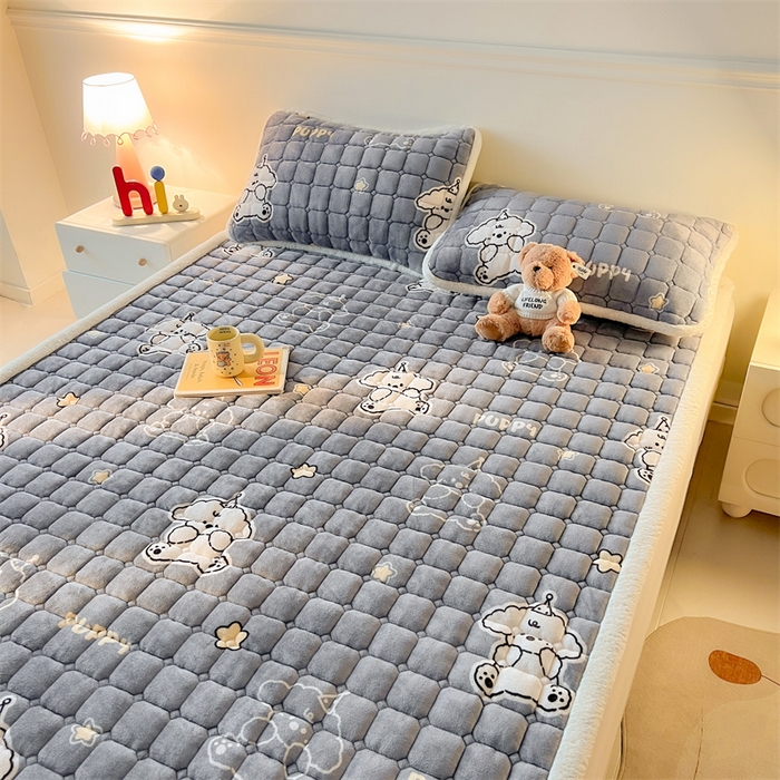 91家纺网 家纺一手货源 找家纺 喜居 2025新款A类水晶边牛奶绒夹棉床褥垫 嘟嘟狗