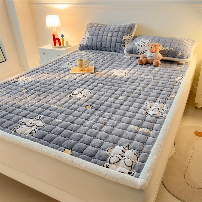 91家纺网 家纺一手货源 找家纺 喜居 2025新款A类水晶边牛奶绒夹棉床褥垫 嘟嘟狗