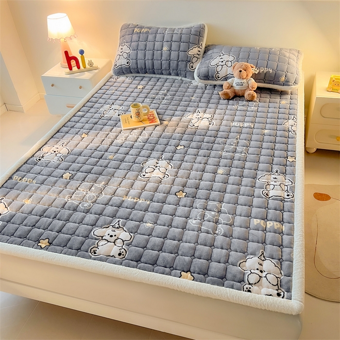 91家纺网 家纺一手货源 找家纺 喜居 2025新款A类水晶边牛奶绒夹棉床褥垫 嘟嘟狗