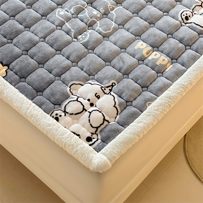 91家纺网 家纺一手货源 找家纺 喜居 2025新款A类水晶边牛奶绒夹棉床褥垫 嘟嘟狗