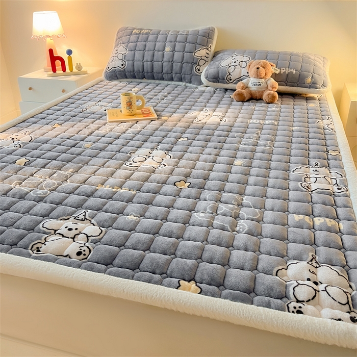 91家纺网 家纺一手货源 找家纺 喜居 2025新款A类水晶边牛奶绒夹棉床褥垫 嘟嘟狗