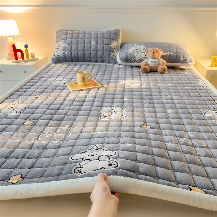 91家纺网 家纺一手货源 找家纺 喜居 2025新款A类水晶边牛奶绒夹棉床褥垫 嘟嘟狗