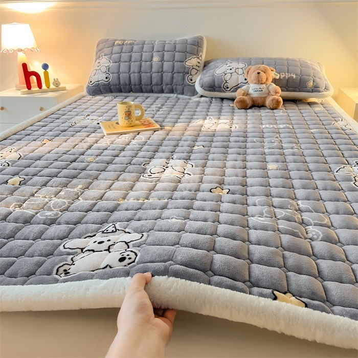 91家纺网 家纺一手货源 找家纺 喜居 2025新款A类水晶边牛奶绒夹棉床褥垫 嘟嘟狗