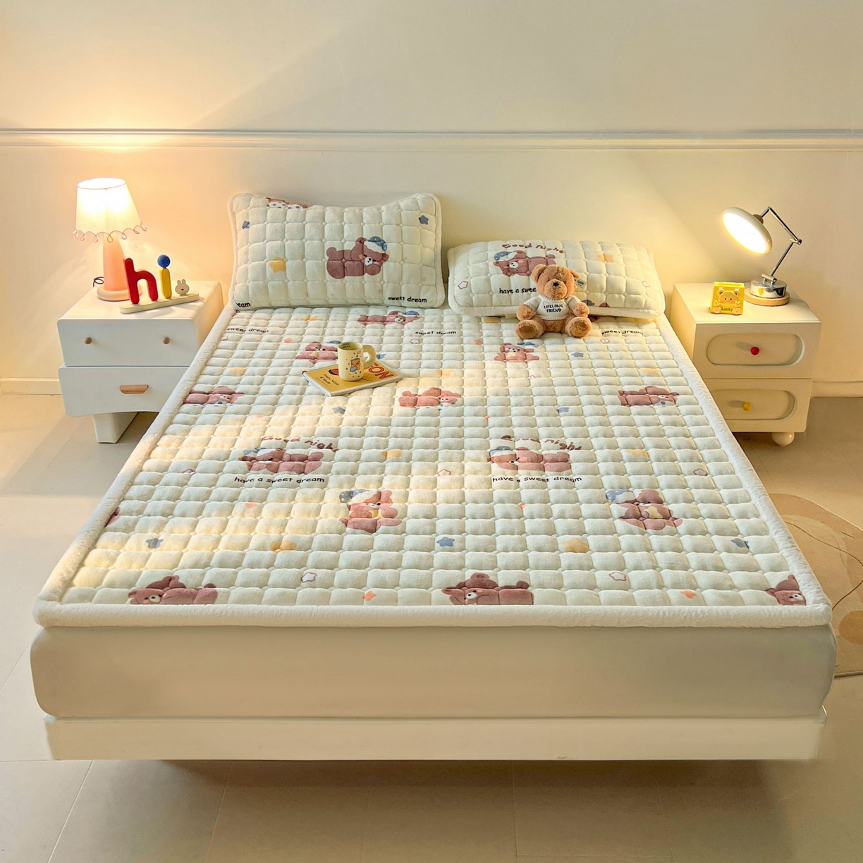 91家纺网 家纺一手货源 找家纺 喜居 2025新款A类水晶边牛奶绒夹棉床褥垫 安睡熊