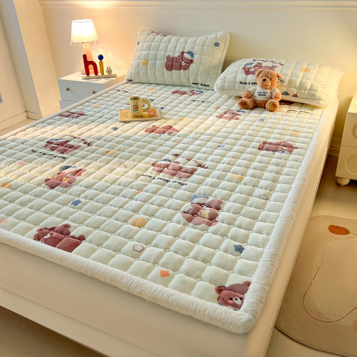 91家纺网 家纺一手货源 找家纺 喜居 2025新款A类水晶边牛奶绒夹棉床褥垫 安睡熊