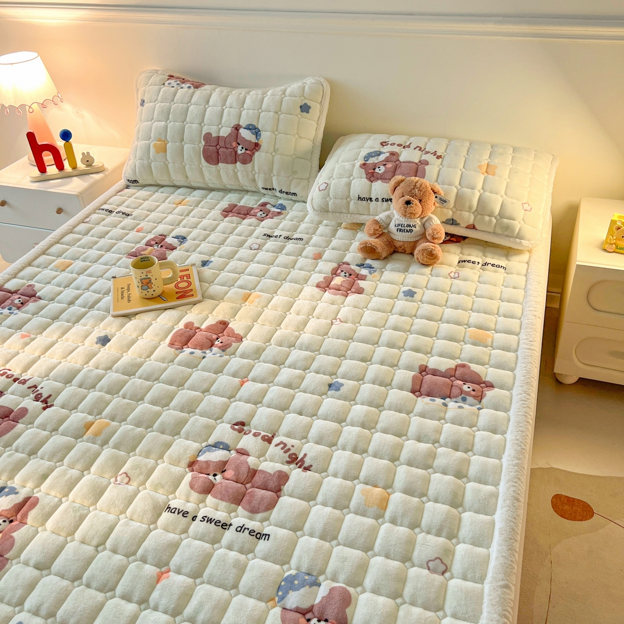 91家纺网 家纺一手货源 找家纺 喜居 2025新款A类水晶边牛奶绒夹棉床褥垫 安睡熊