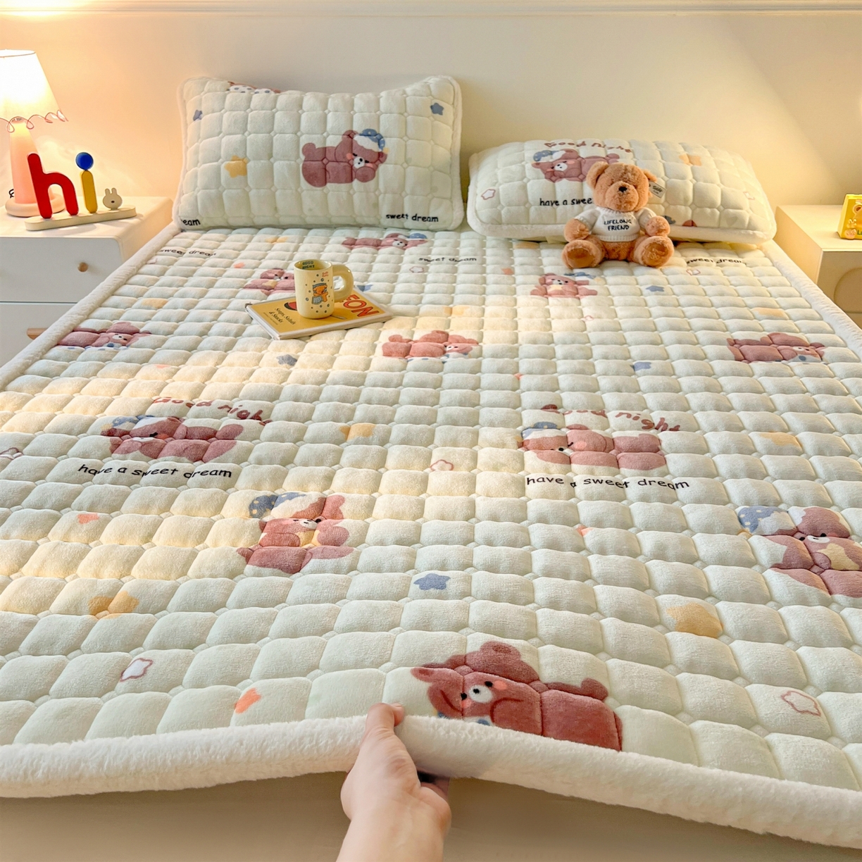 91家纺网 家纺一手货源 找家纺 喜居 2025新款A类水晶边牛奶绒夹棉床褥垫 安睡熊