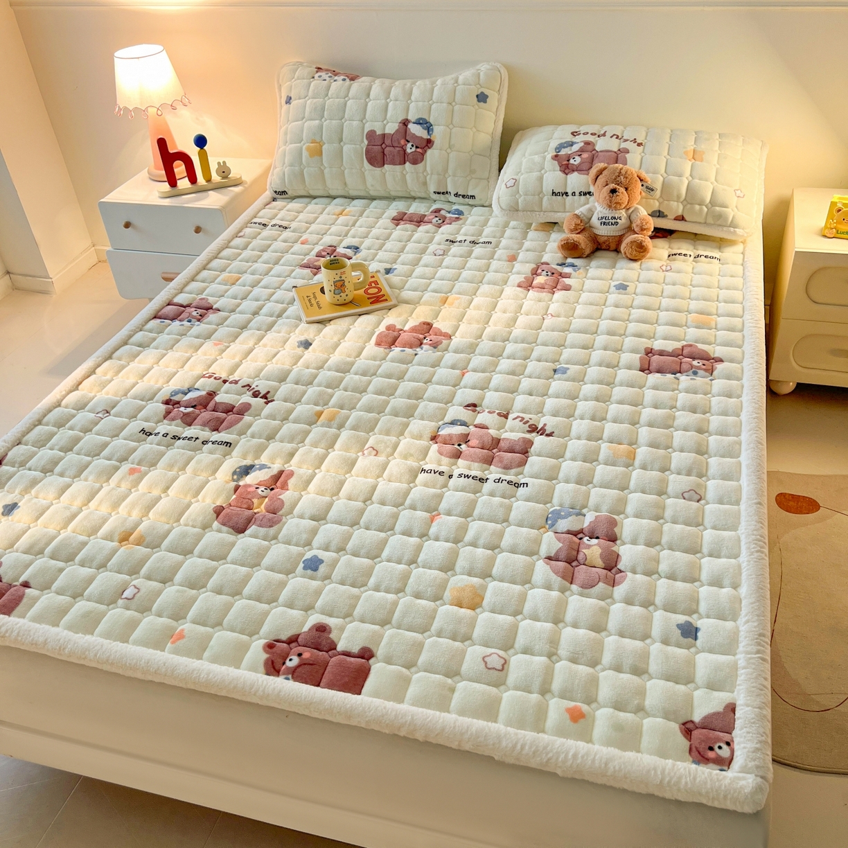 91家纺网 家纺一手货源 找家纺 喜居 2025新款A类水晶边牛奶绒夹棉床褥垫 安睡熊