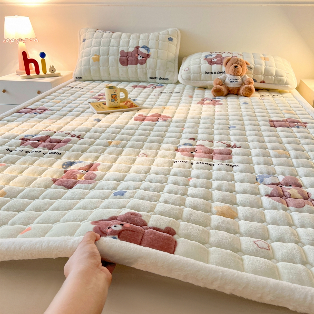 91家纺网 家纺一手货源 找家纺 喜居 2025新款A类水晶边牛奶绒夹棉床褥垫 安睡熊