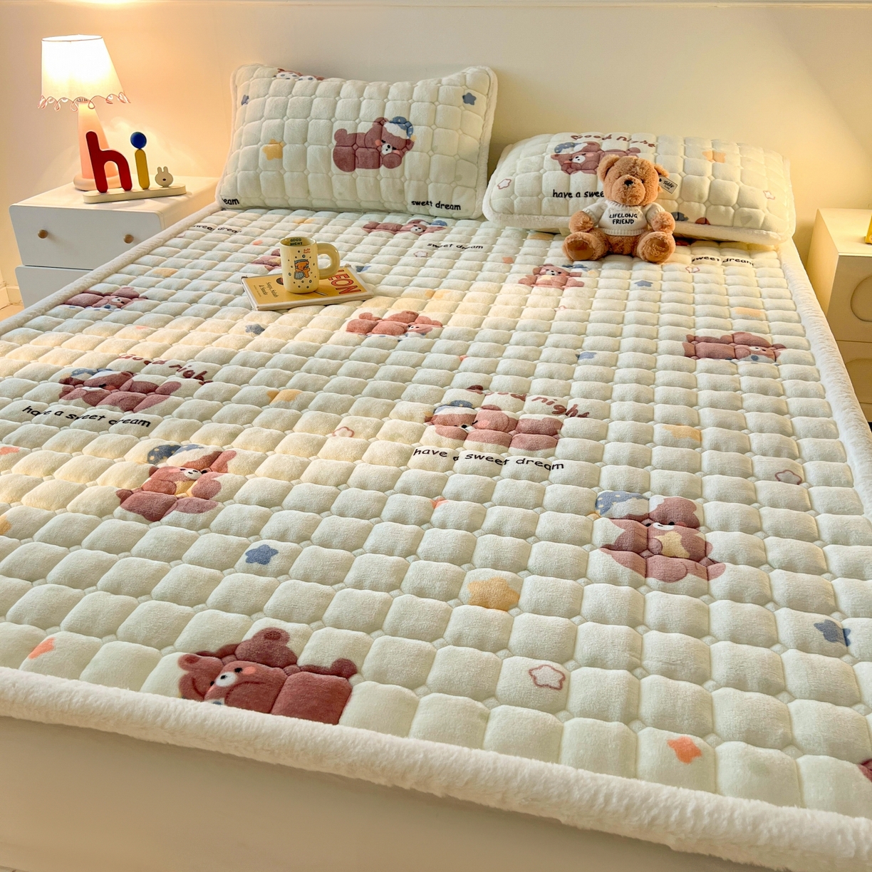 91家纺网 家纺一手货源 找家纺 喜居 2025新款A类水晶边牛奶绒夹棉床褥垫 安睡熊