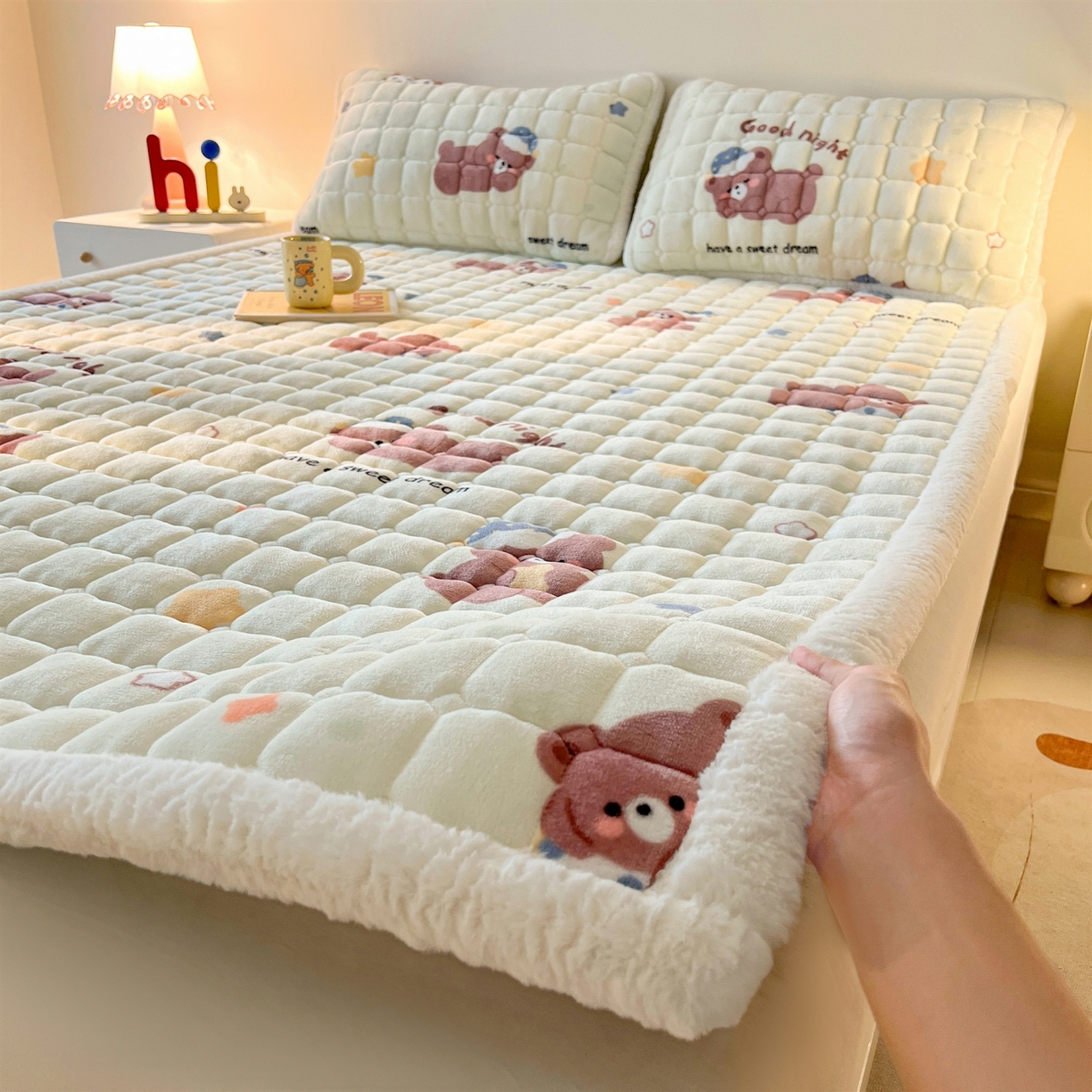 91家纺网 家纺一手货源 找家纺 喜居 2025新款A类水晶边牛奶绒夹棉床褥垫 安睡熊