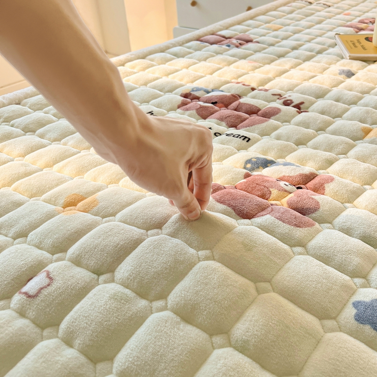 91家纺网 家纺一手货源 找家纺 喜居 2025新款A类水晶边牛奶绒夹棉床褥垫 安睡熊