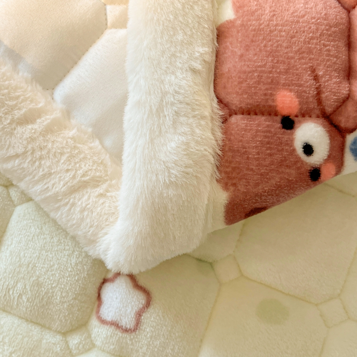 91家纺网 家纺一手货源 找家纺 喜居 2025新款A类水晶边牛奶绒夹棉床褥垫 安睡熊