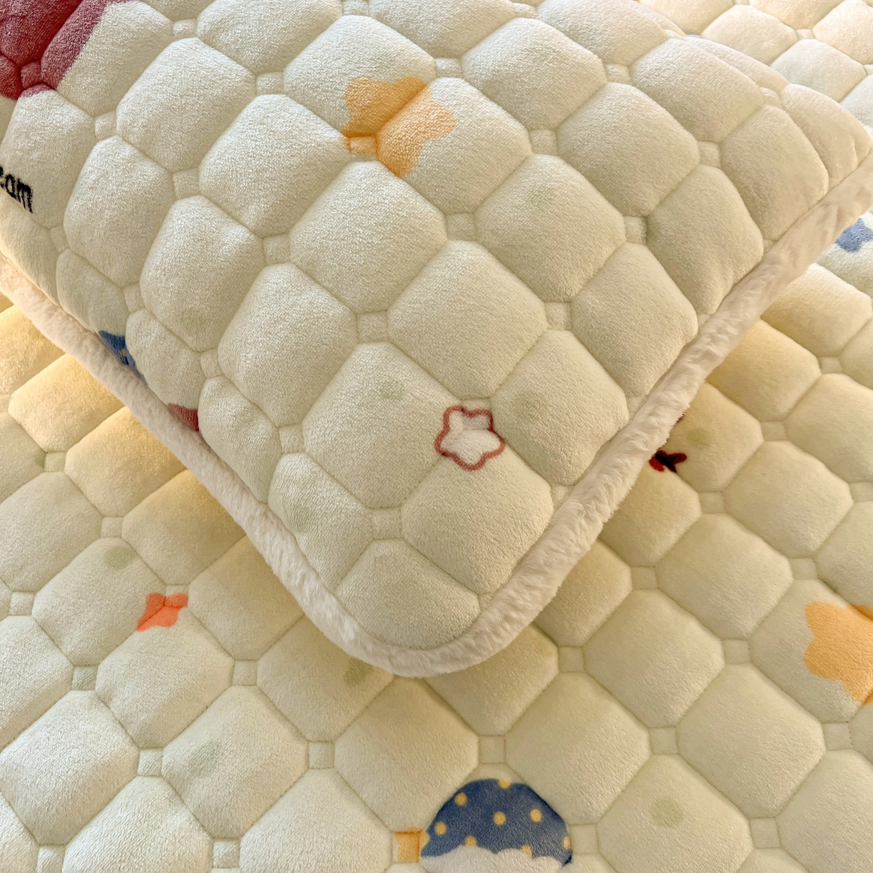 91家纺网 家纺一手货源 找家纺 喜居 2025新款A类水晶边牛奶绒夹棉床褥垫 安睡熊