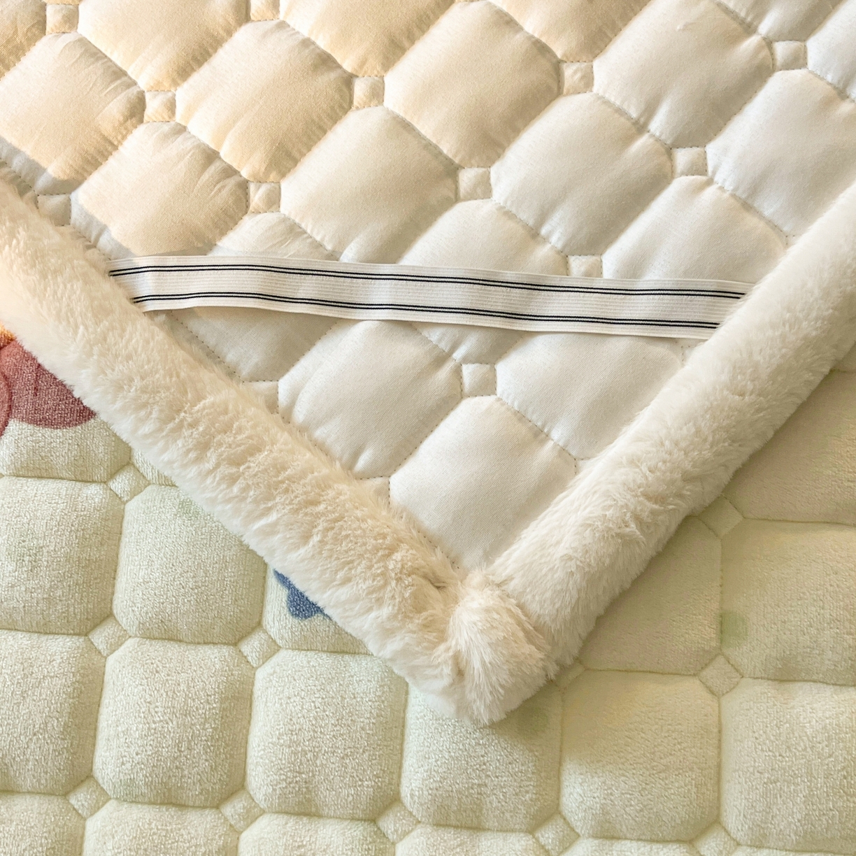 91家纺网 家纺一手货源 找家纺 喜居 2025新款A类水晶边牛奶绒夹棉床褥垫 安睡熊