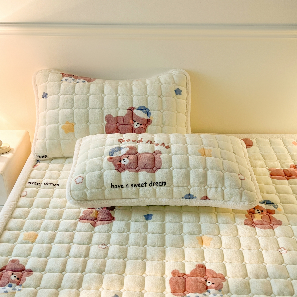 91家纺网 家纺一手货源 找家纺 喜居 2025新款A类水晶边牛奶绒夹棉床褥垫 安睡熊