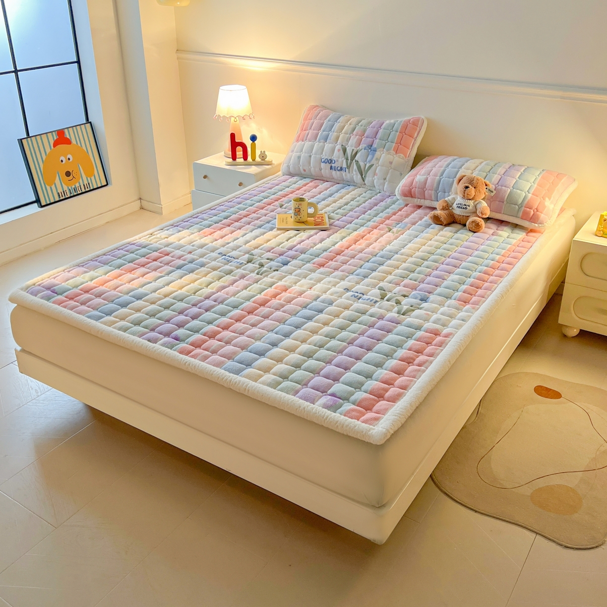 91家纺网 家纺一手货源 找家纺 喜居 2025新款A类水晶边牛奶绒夹棉床褥垫 彩虹郁金香