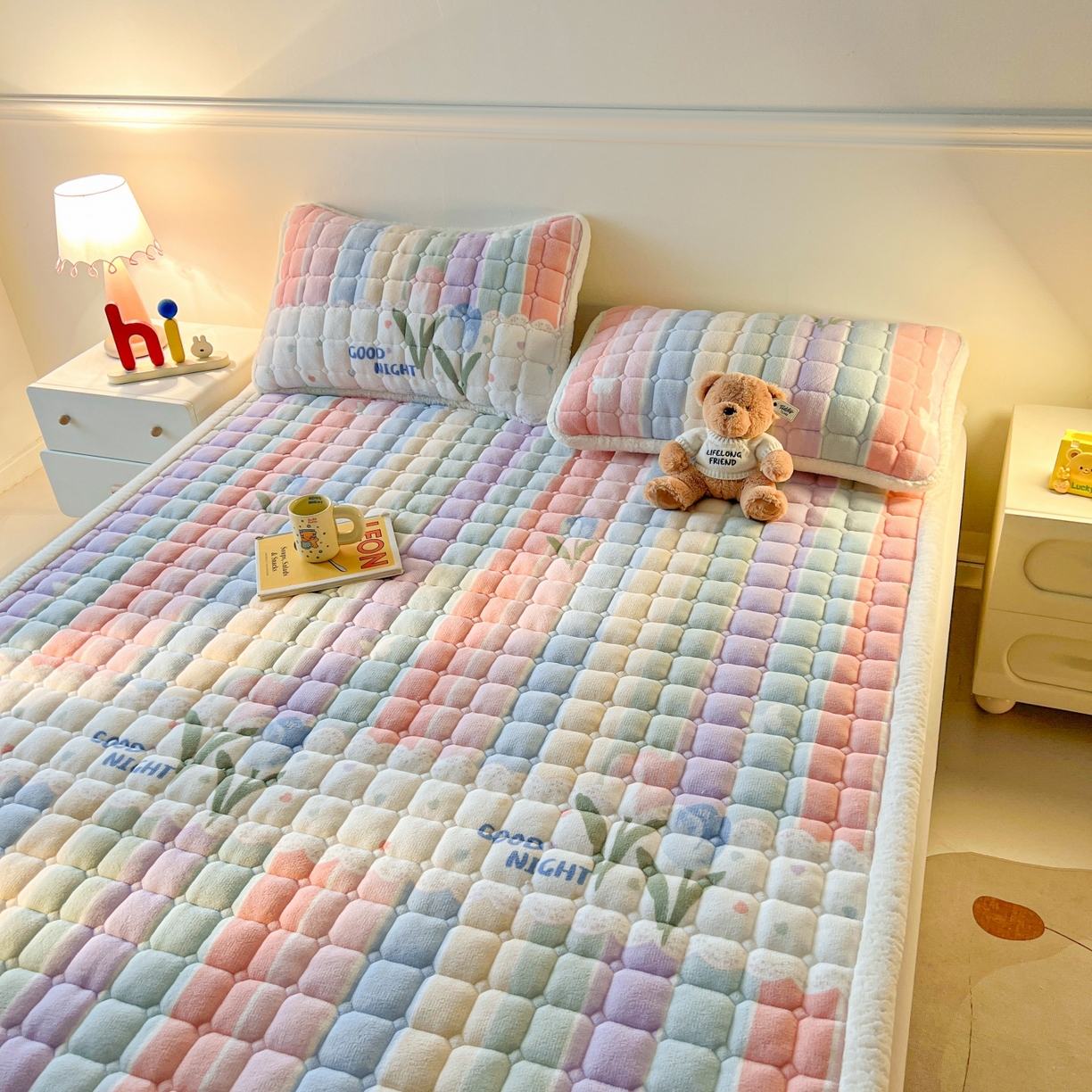 91家纺网 家纺一手货源 找家纺 喜居 2025新款A类水晶边牛奶绒夹棉床褥垫 彩虹郁金香