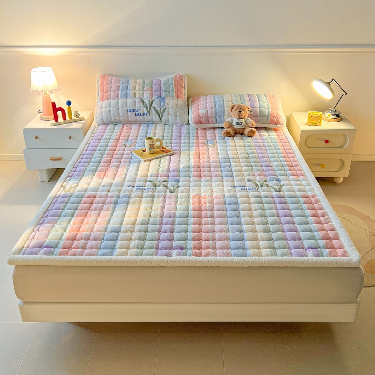 91家纺网 家纺一手货源 找家纺 喜居 2025新款A类水晶边牛奶绒夹棉床褥垫 彩虹郁金香