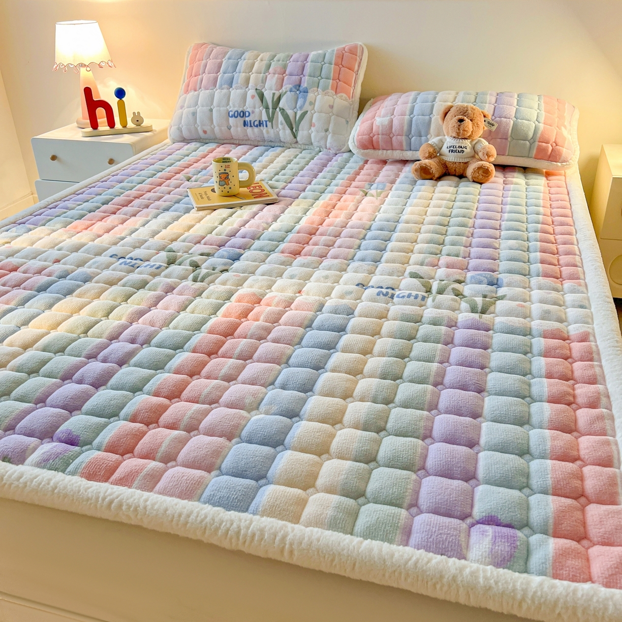 91家纺网 家纺一手货源 找家纺 喜居 2025新款A类水晶边牛奶绒夹棉床褥垫 彩虹郁金香