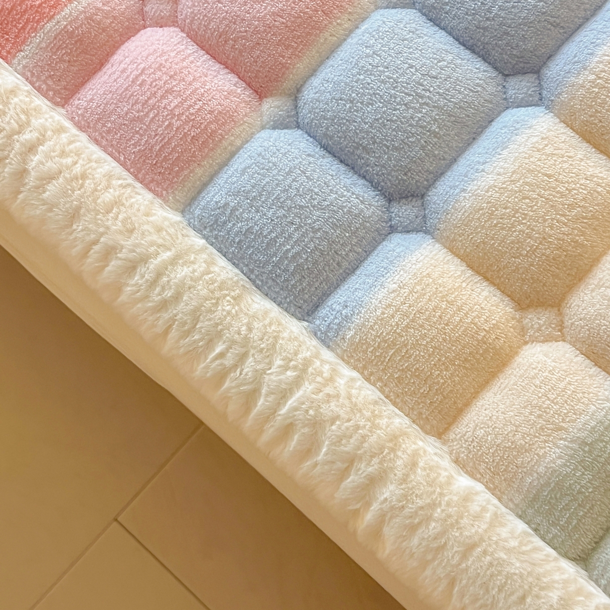 91家纺网 家纺一手货源 找家纺 喜居 2025新款A类水晶边牛奶绒夹棉床褥垫 彩虹郁金香