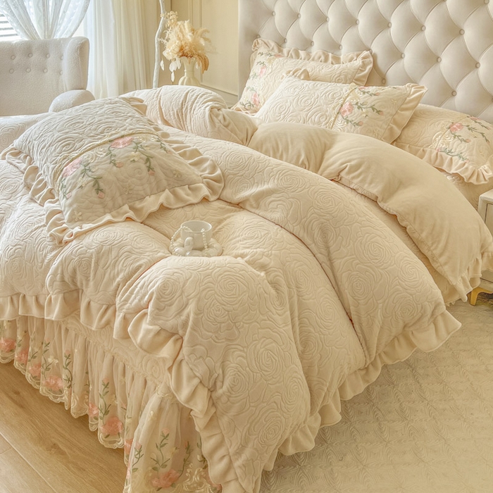 91家纺网 家纺一手货源 找家纺 恋尚 2025新款雕花牛奶绒保暖床盖四件套-巴黎春天（控价280） 巴黎春天-奶油白