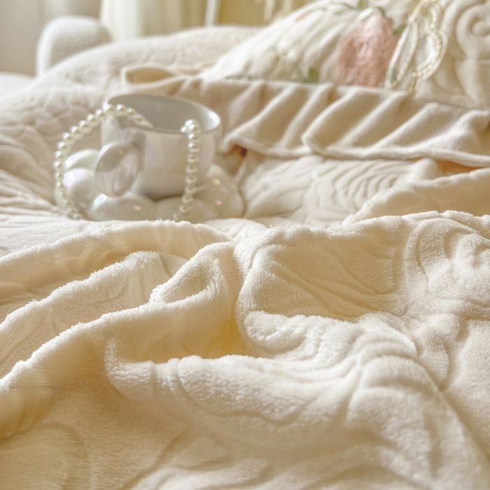 91家纺网 家纺一手货源 找家纺 （总）恋尚 2025新款雕花牛奶绒保暖床盖四件套-巴黎春天（控价280）