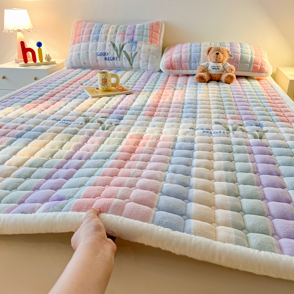 91家纺网 家纺一手货源 找家纺 喜居 2025新款A类水晶边牛奶绒夹棉床褥垫 彩虹郁金香