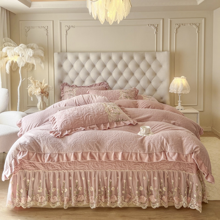 91家纺网 家纺一手货源 找家纺 恋尚 2025新款雕花牛奶绒保暖床盖四件套-巴黎春天（控价280） 巴黎春天-蜜桃粉