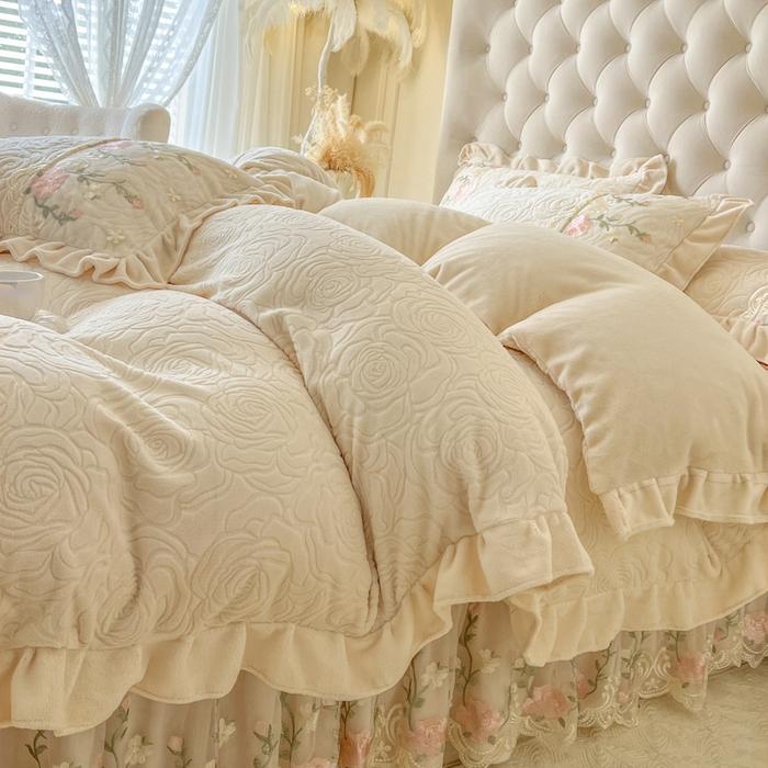 91家纺网 家纺一手货源 找家纺 恋尚 2025新款雕花牛奶绒保暖床盖四件套-巴黎春天（控价280） 巴黎春天-奶油白