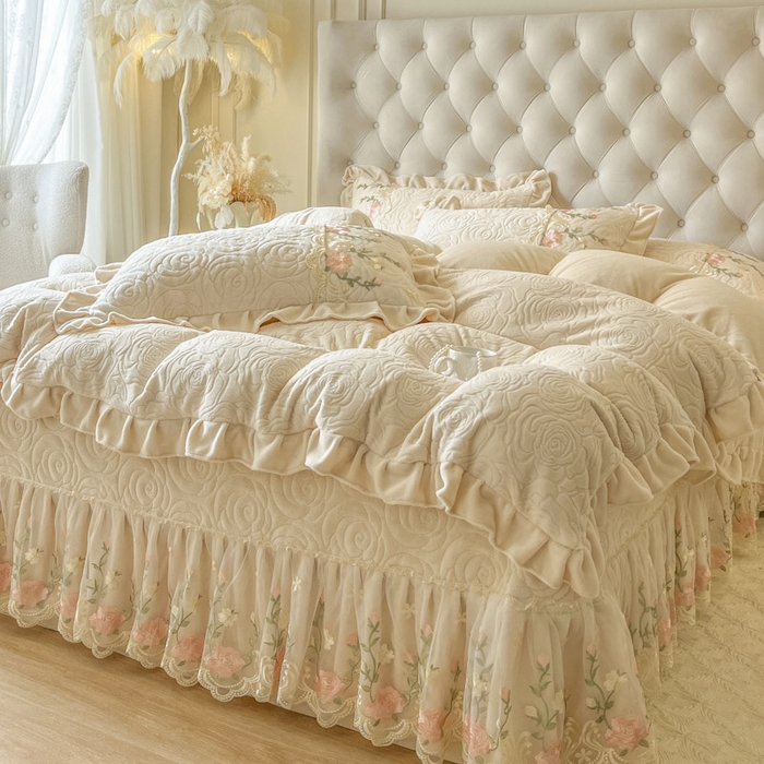 91家纺网 家纺一手货源 找家纺 恋尚 2025新款雕花牛奶绒保暖床盖四件套-巴黎春天（控价280） 巴黎春天-奶油白