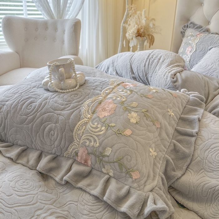 91家纺网 家纺一手货源 找家纺 恋尚 2025新款雕花牛奶绒保暖床盖四件套-巴黎春天（控价280） 巴黎春天-椰蓉灰