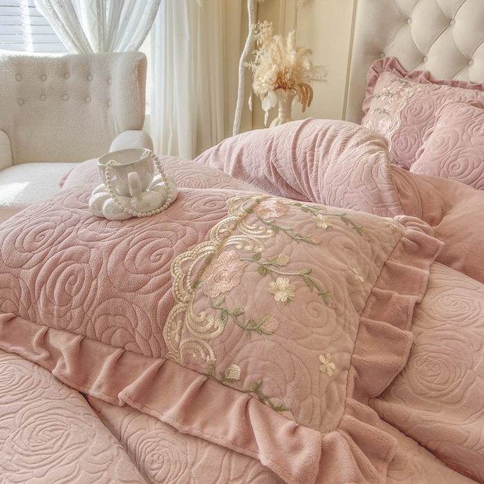 91家纺网 家纺一手货源 找家纺 恋尚 2025新款雕花牛奶绒保暖床盖四件套-巴黎春天（控价280） 巴黎春天-蜜桃粉