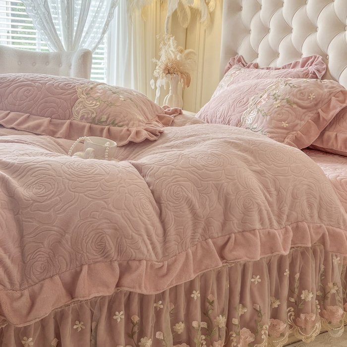 91家纺网 家纺一手货源 找家纺 恋尚 2025新款雕花牛奶绒保暖床盖四件套-巴黎春天（控价280） 巴黎春天-蜜桃粉