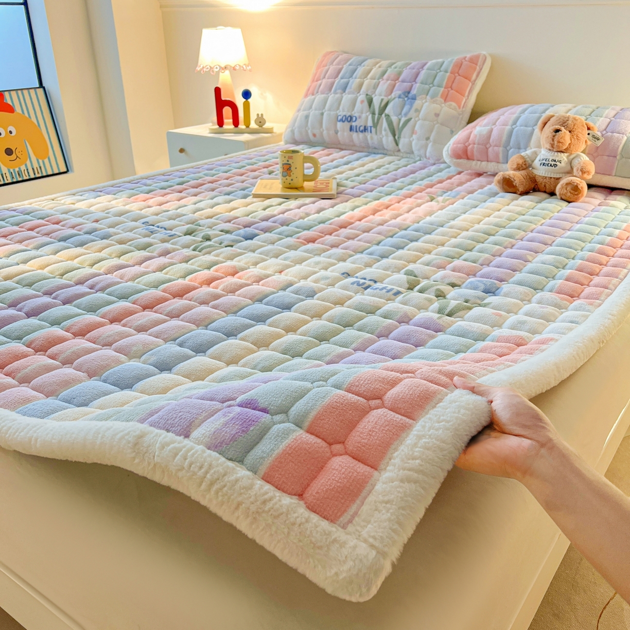 91家纺网 家纺一手货源 找家纺 喜居 2025新款A类水晶边牛奶绒夹棉床褥垫 彩虹郁金香