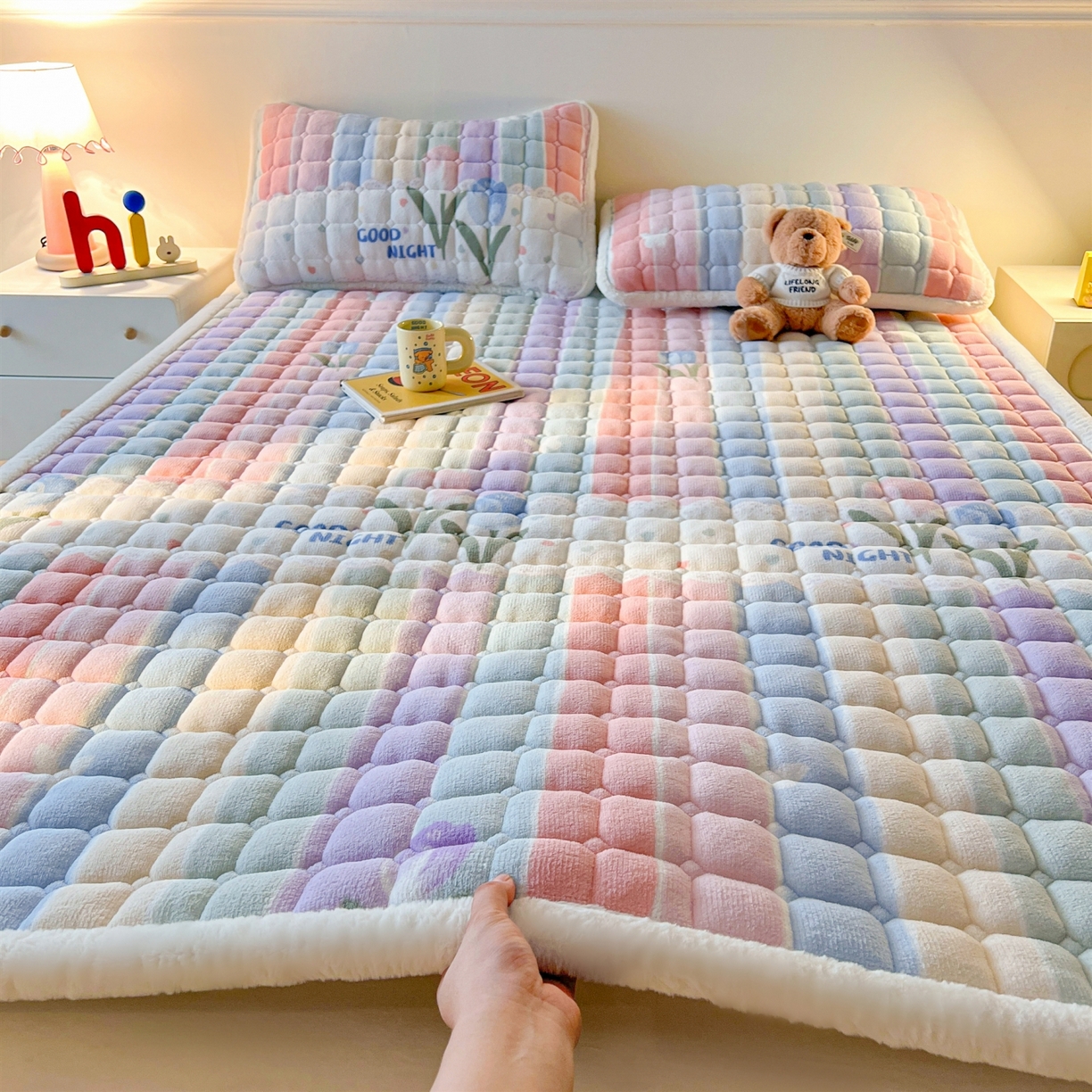 91家纺网 家纺一手货源 找家纺 喜居 2025新款A类水晶边牛奶绒夹棉床褥垫 彩虹郁金香