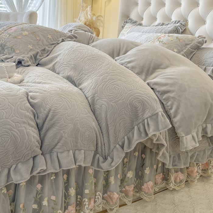 91家纺网 家纺一手货源 找家纺 恋尚 2025新款雕花牛奶绒保暖床盖四件套-巴黎春天（控价280） 巴黎春天-椰蓉灰