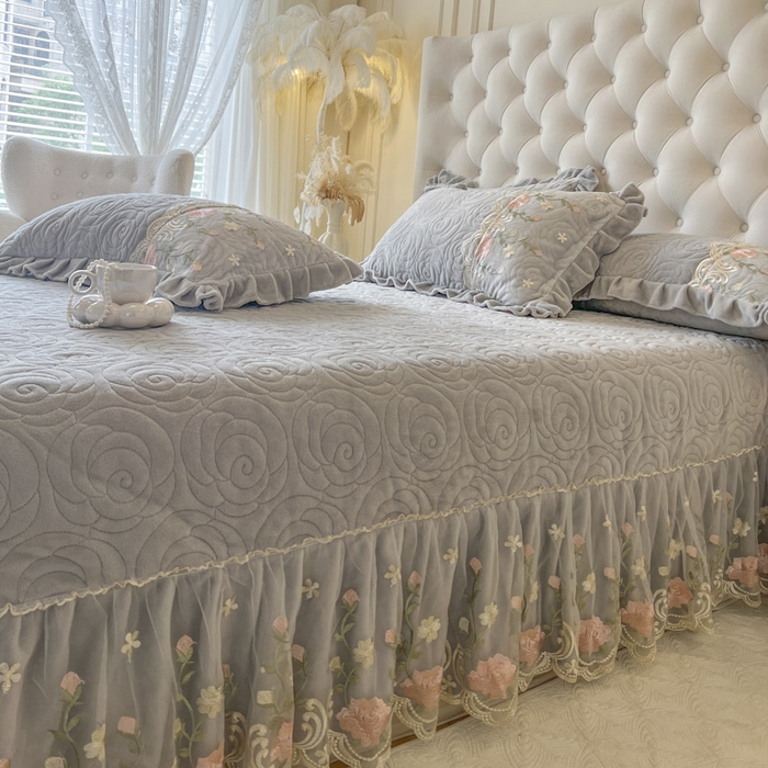 91家纺网 家纺一手货源 找家纺 恋尚 2025新款雕花牛奶绒保暖床盖四件套-巴黎春天（控价280） 巴黎春天-椰蓉灰