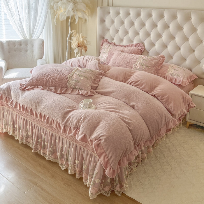 91家纺网 家纺一手货源 找家纺 恋尚 2025新款雕花牛奶绒保暖床盖四件套-巴黎春天（控价280） 巴黎春天-蜜桃粉