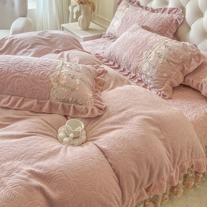 91家纺网 家纺一手货源 找家纺 恋尚 2025新款雕花牛奶绒保暖床盖四件套-巴黎春天（控价280） 巴黎春天-蜜桃粉