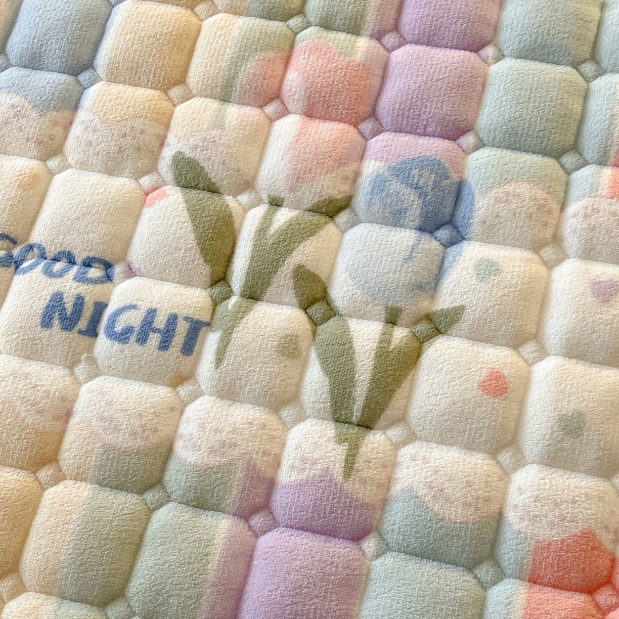 91家纺网 家纺一手货源 找家纺 喜居 2025新款A类水晶边牛奶绒夹棉床褥垫 彩虹郁金香