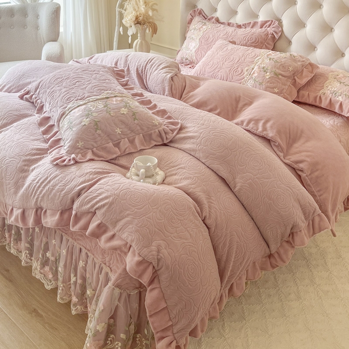 91家纺网 家纺一手货源 找家纺 恋尚 2025新款雕花牛奶绒保暖床盖四件套-巴黎春天（控价280） 巴黎春天-蜜桃粉